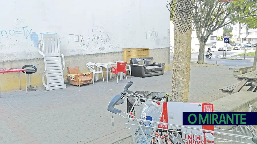 O recinto de festas e o mobiliário improvisado estavam devidamente arrumados na terça-feira de manhã, prontos para nova utilização