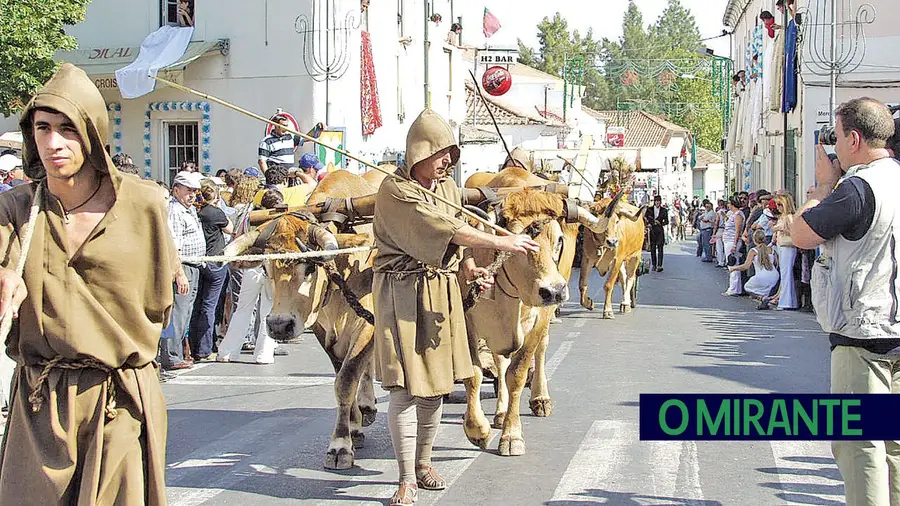 Desfile de gado pelas ruas é um dos pontos altos das festas de Riachos