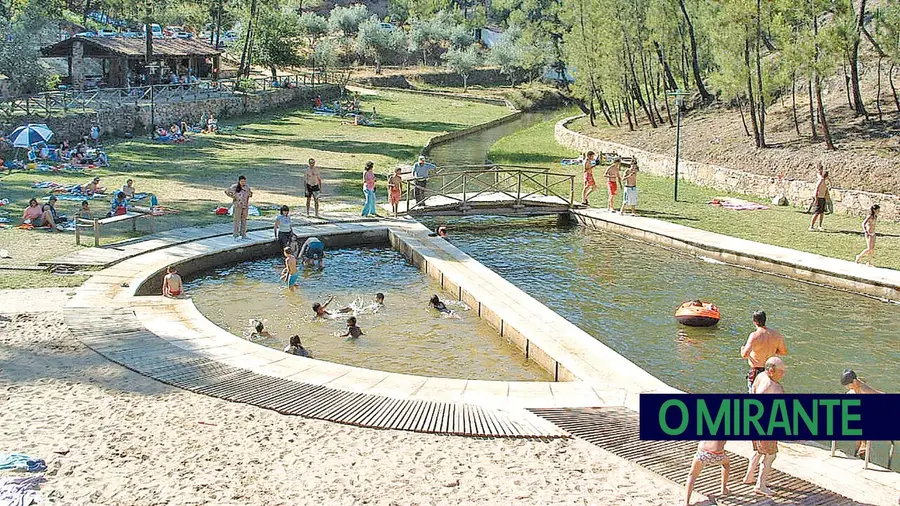 As praias fluviais de Cardigos e Carvoeiro, concelho de Mação, com bandeira azul e praias límpidas, são muito procuradas por turistas de vários pontos do país e estrangeiro