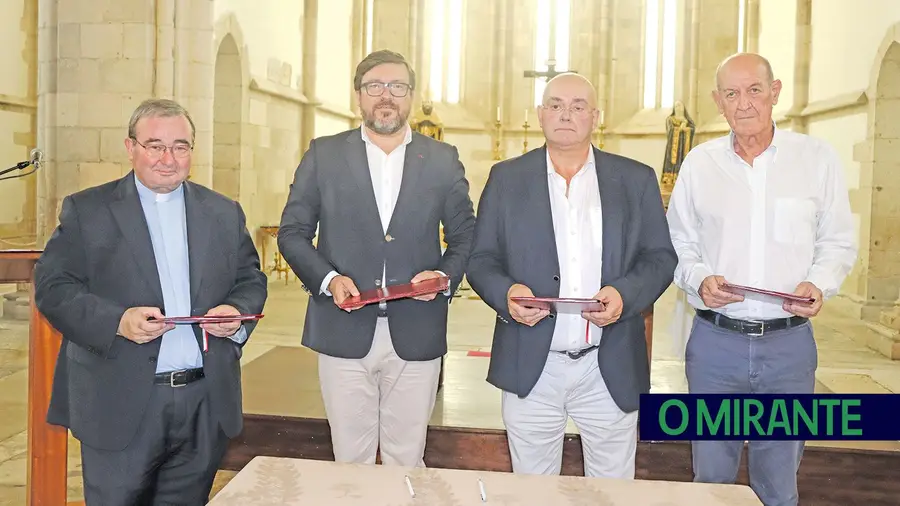 Padre Aníbal Vieira com o presidente da Câmara de Santarém, Ricardo Gonçalves, o administrador do ISLA Santarém, Domingos Martinho, e o Provedor da Misericórdia de Santarém, Hermínio Martinho, na assinatura do protocolo para abrir monumentos ao público