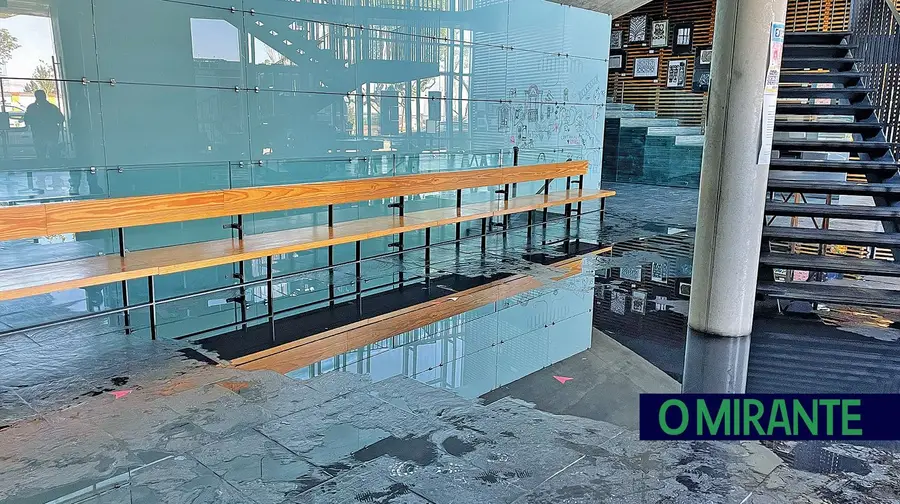 O Centro Cultural do Cartaxo está encerrado desde 13 de Abril quando uma falha no sistema de segurança contra incêndios fez disparar dispositivos de aspersão de água inundando o espaço. fotoDR