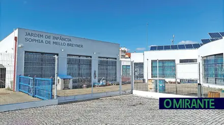 Mais de um ano depois da decisão de demolir o Jardim-de-Infância Sophia de Mello Breyner Andresen, no Entroncamento, edifício continua sem previsão de obras à vista