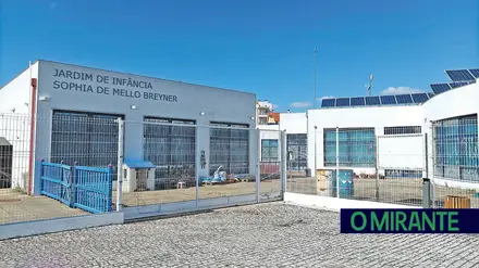 Mais de um ano depois da decisão de demolir o Jardim-de-Infância Sophia de Mello Breyner Andresen, no Entroncamento, edifício continua sem previsão de obras à vista