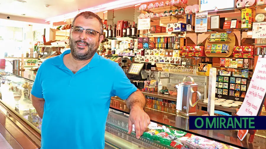 Bruno Fortes é o gerente da Pastelaria Rosabella, no centro do Cartaxo, um negócio que herdou dos seus pais