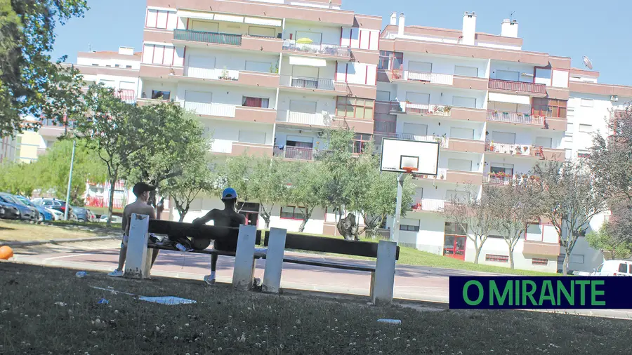 Moradores dos prédios situados na Praceta das Oliveiras, em Alverca do Ribatejo, queixam-se há vários anos do ruído que jovens provocam no polidesportivo