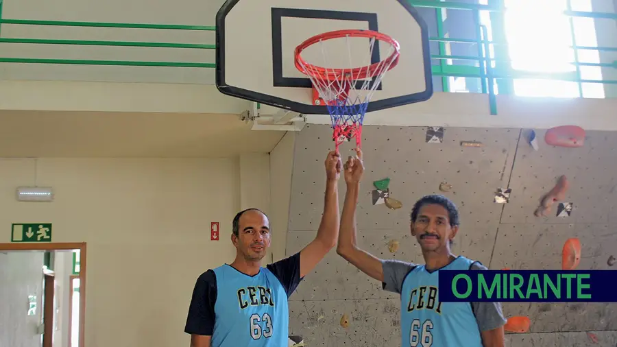 Rui Ferrage e João Gouveia são dois dos quatro treinadores de basquetebol da Fundação CEBI de Alverca do Ribatejo