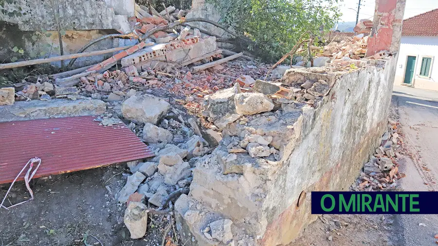 Moradores de Abrã, concelho de Santarém, temem que ruínas de casa abandonada possam cair para a via pública