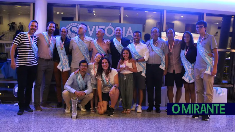 Campeões distritais de veteranos do Vitória de Santarém receberam taça e faixas de campeão – FOTO – VCS