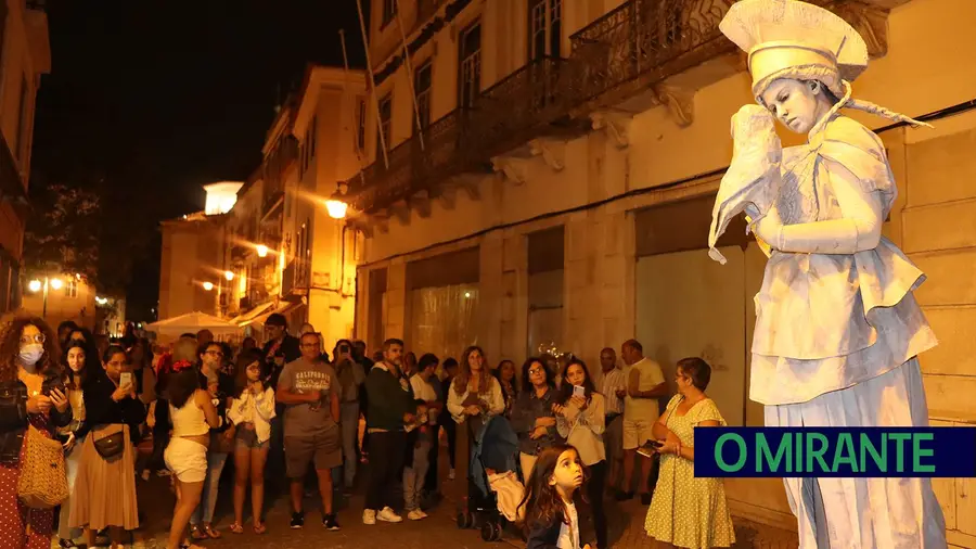 Vídeo. Galeria de Fotos. Centenas de pessoas na inauguração do Festival de Estátuas Vivas em Santarém