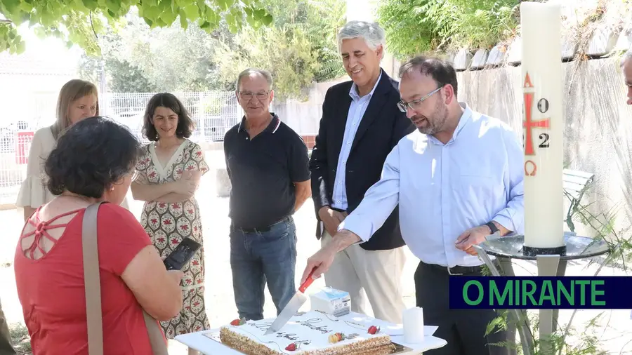 Padre David Barreirinhas e Luís Albuquerque no corte do bolo de aniversário dos 21 anos do Centro Social e Paroquial de Rio de Couros