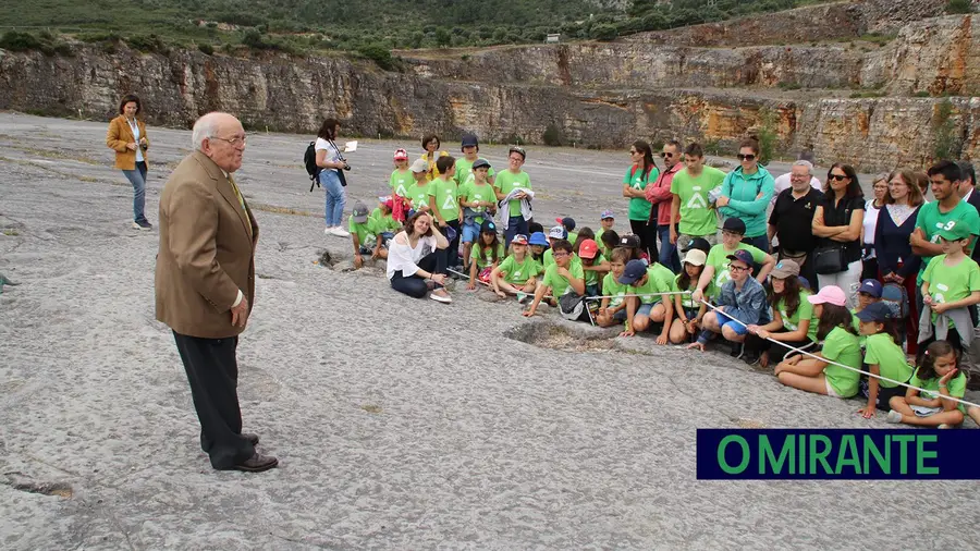 Geólogo Galopim de Carvalho tem sido um divulgador da importância do Monumento Natural das Pegadas de Dinossáurios. A fotografia é de Julho de 2019. – FOTO ARQUIVO