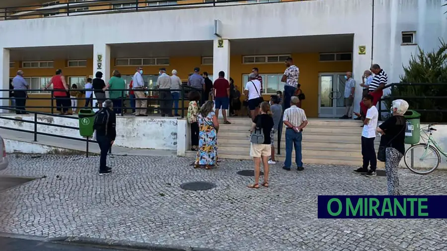 Elevada afluência no primeiro dia dos meses espelha o desespero dos utentes por uma consulta. fotoDR