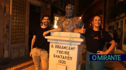 Katarina Ferreira com André, um dos elementos dos Quideia, organizadores do Festival de Estátuas Vivas em parceria com a Câmara de Santarém