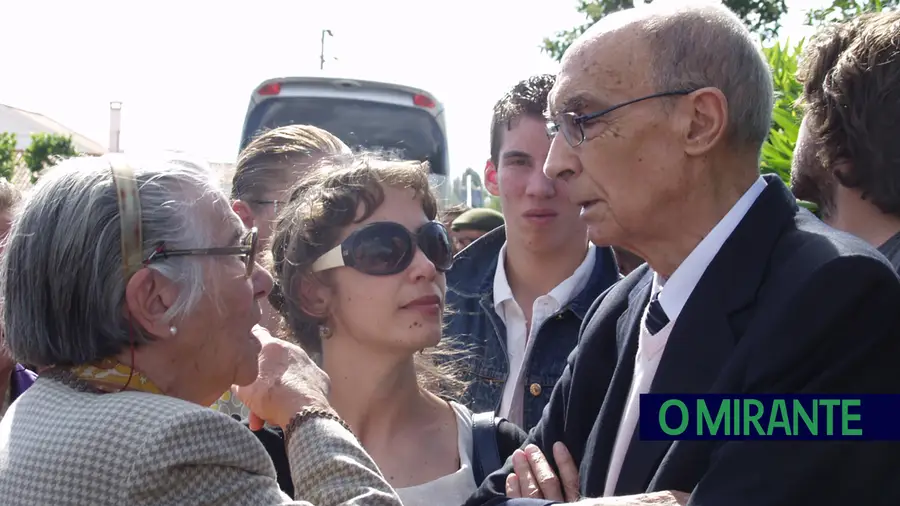 José Saramago em visita à Azinhaga – FOTO ARQUIVO
