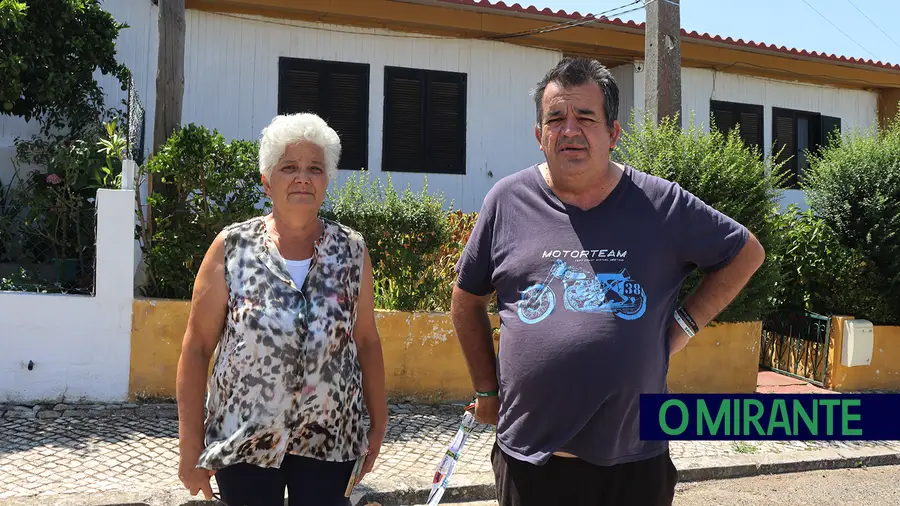 Fátima Gonçalves e Luís Vacas têm sentido dificuldades para conseguir fazer obra nas suas habitações na Chamusca