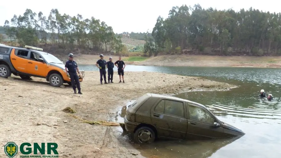 Viatura furtada há dois anos retirada da Barragem do Carril