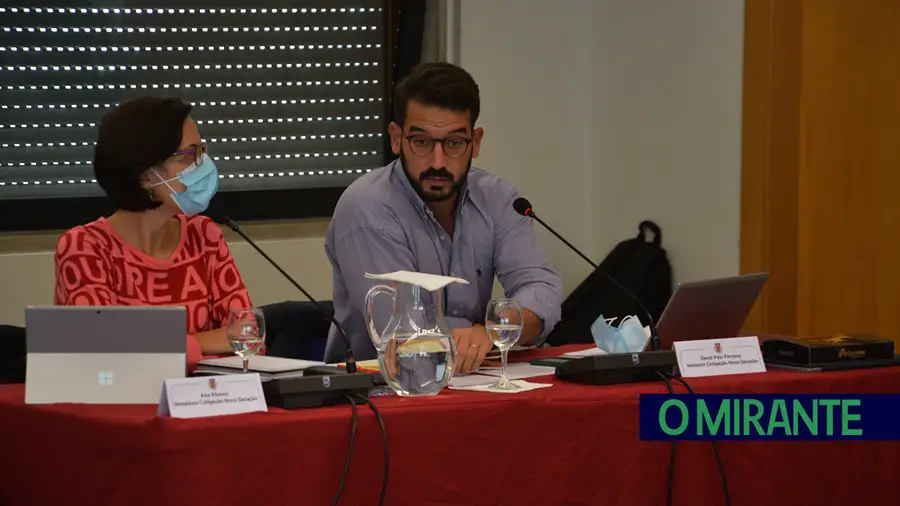 David Pato Ferreira e Ana Afonso da Coligação Nova Geração apresentaram a proposta