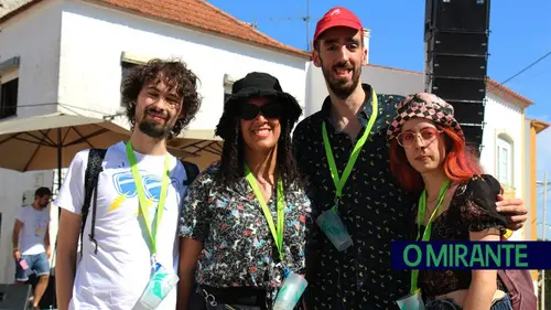 Ricardo Silva, Laís Andrade, André Dias e Mariana Vargas são um grupo de amigos apaixonados pelo espírito do Bons Sons