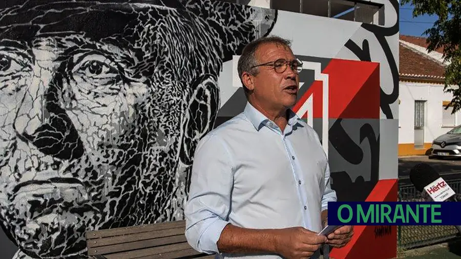 Presidente da Câmara de Abrantes, Manuel Valamatos, marcou presença na cerimónia que assinalou o 125º aniversário do nascimento de António Botto, poeta natural de Concavada. Foto CM Abrantes