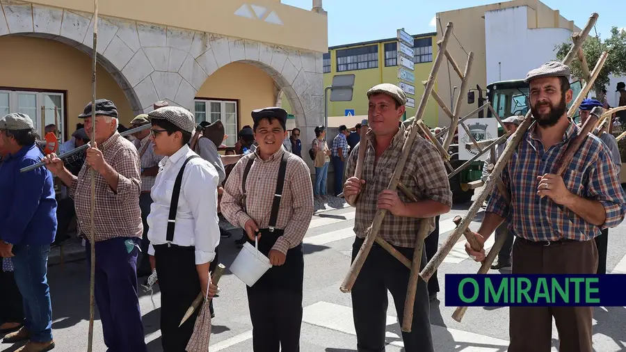 Um grupo de jovens representa os tiradores de cortiça durante o Cortejo Histórico e Etnográfico, um dos momentos altos das Festas em Honra de Nossa Senhora do Castelo em Coruche