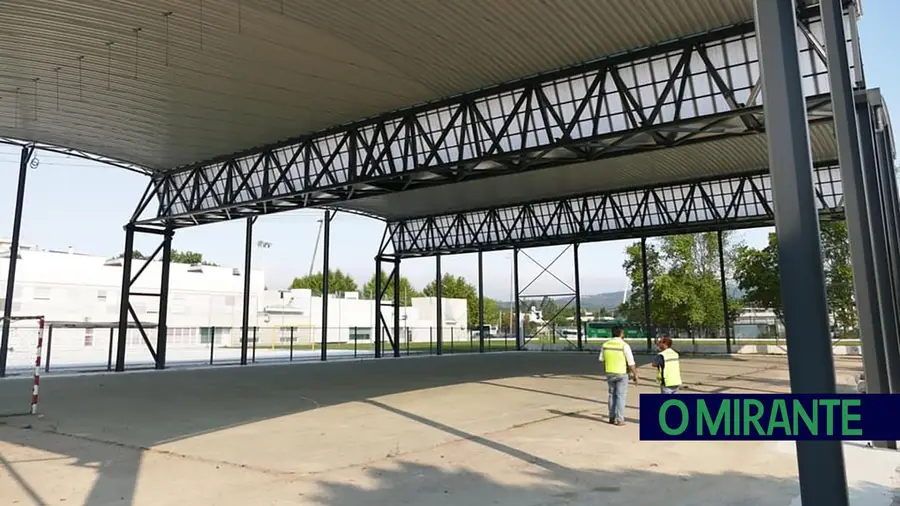 <strong>Escola Fernando Casimiro Pereira da Silva vai ter novo pavilhão desportivo </strong>