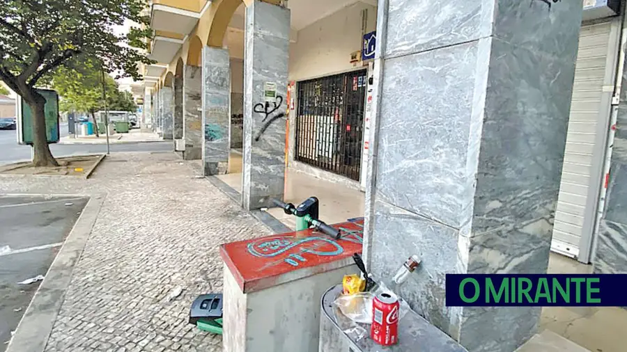 A Rua Pedro de Santarém é uma das mais movimentadas de Santarém. Com a abertura de lojas de comidas e bebidas transformou-se numa das ruas mais sujas e problemáticas da cidade