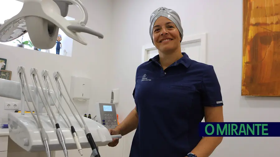 Bruna de Castro Gomes é médica dentista especializada em cirurgia avançada e implantologia