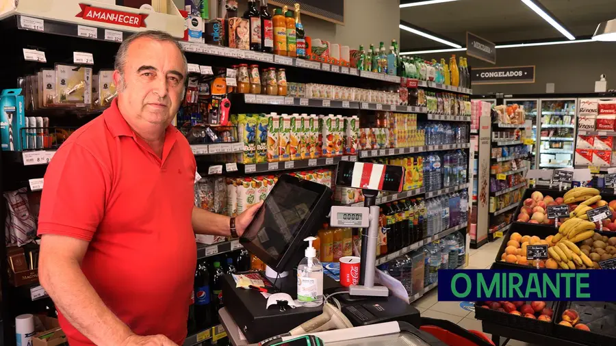 Rogério Simões possui uma mercearia em Marinhais desde os 20 anos e confessa que adora o contacto com os clientes