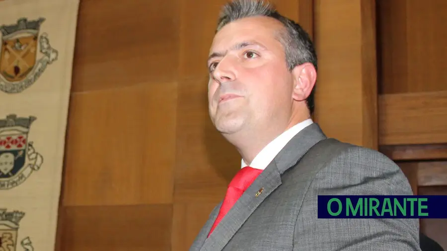 Antigo presidente do Cartaxo responde por negócio que lesou a câmara