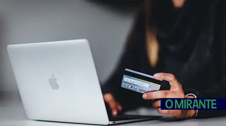 Compras na época natalícia sobem 8% e comércio 'online' cresce 19%