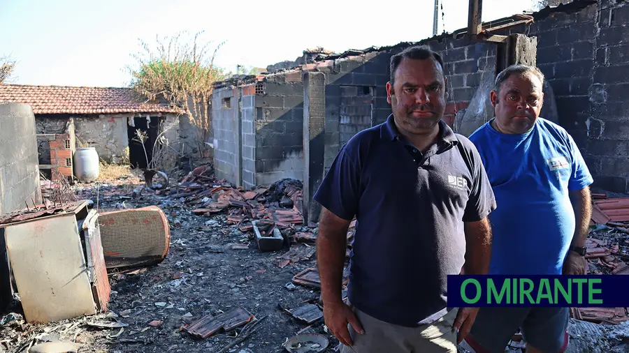 Na aldeia de Santa Teresa, em Ourém, os irmãos Luís e Jorge viram a casa onde moravam com o pai, já idoso, ser arrasada pelo fogo