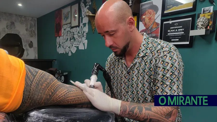Rúben Lázaro é tatuador e proprietário da Lázaro Tattoo Shop, em Santarém