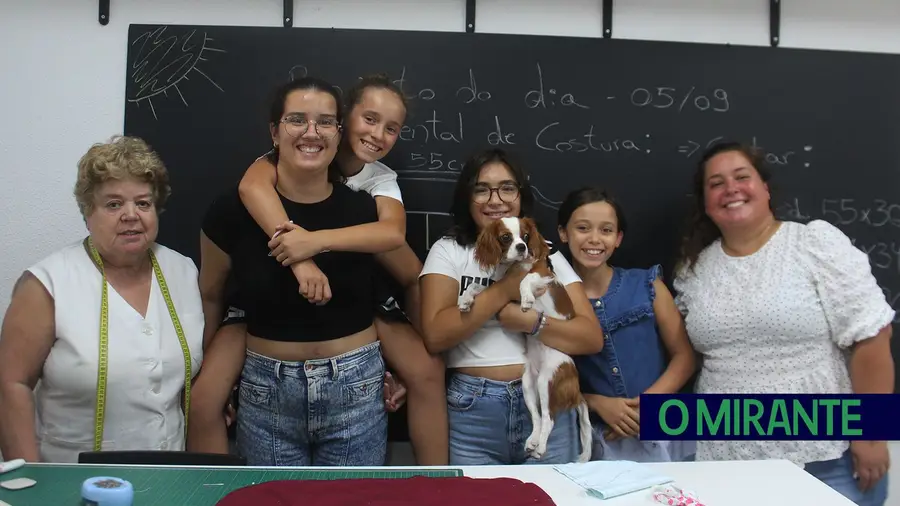 No ateliê Ofício da Costura, na Póvoa de Santa Iria, Susana Serra e a mãe, Zélia Major, ensinam crianças e jovens a costurar e a criar a sua própria roupa