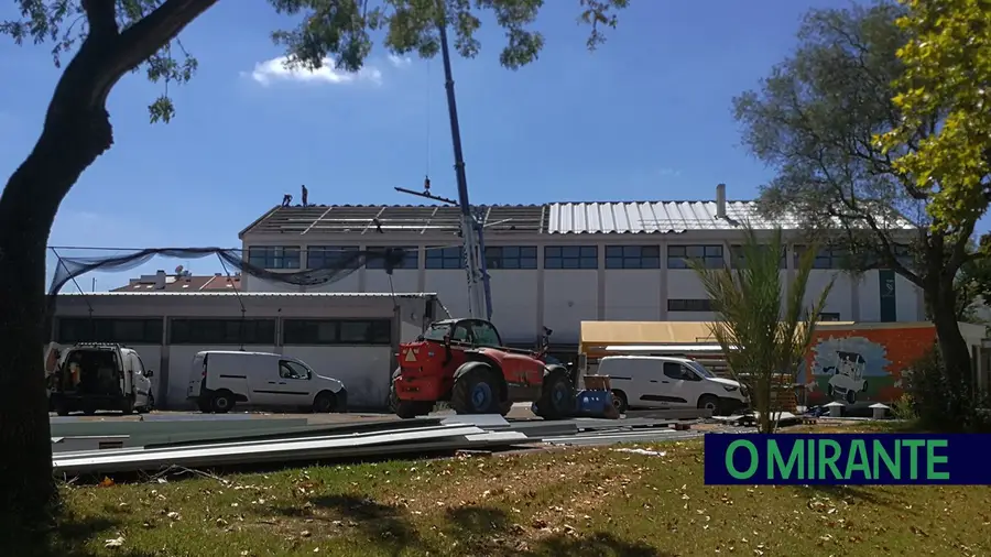 A substituição das coberturas de fibrocimento da Escola Secundária Ginestal Machado conheceu vários contratempos e só ficou concluída neste mês de Setembro