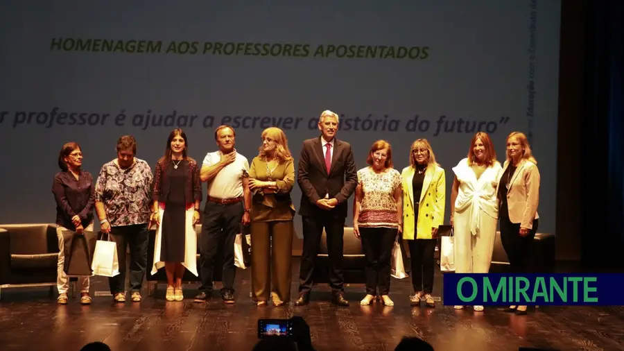 Presidente do município, Luís Albuquerque (ao centro), apresentou várias medidas e investimentos municipais para a Educação