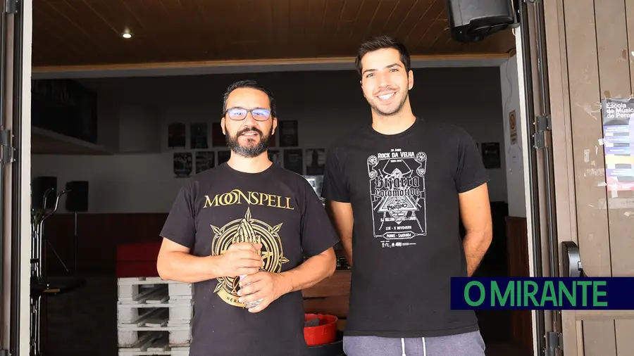 O presidente da Sociedade Recreativa e Filarmónica Pernense, mais conhecida por Música Velha, Stany Gonçalves, e Filipe Rodrigues, membro da direcção