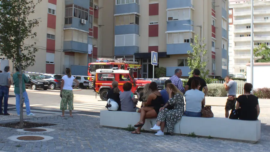Vídeo. Incêndio destrói apartamento em Vila Franca de Xira