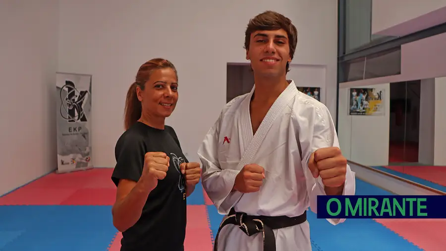 Gabriel Paula (com a sua mãe e treinadora, Paula Matias) sagrou-se, em Julho, vice-campeão europeu universitário de karaté