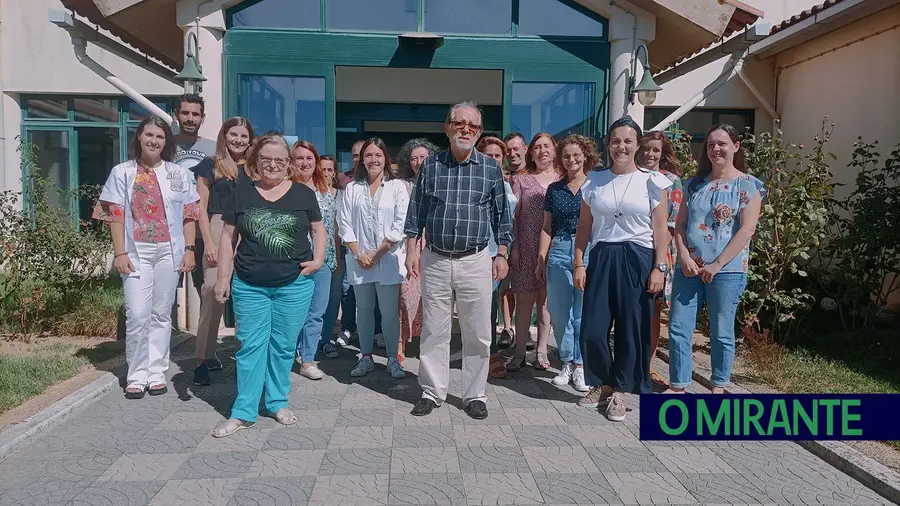 O presidente do CRIA de Abrantes, Vítor Moura, com a equipa de funcionários da Instituição Particular de Solidariedade Social