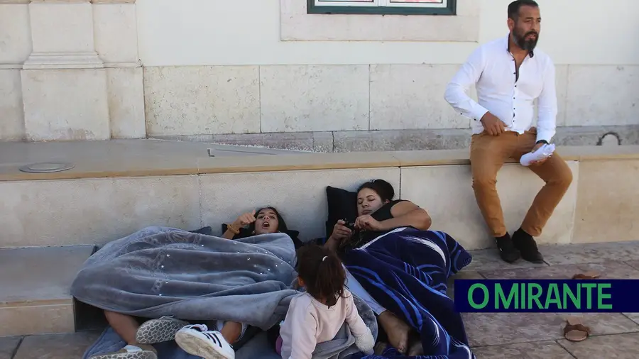 Vídeo. Família despejada de Povos muda-se para a porta da câmara municipal 