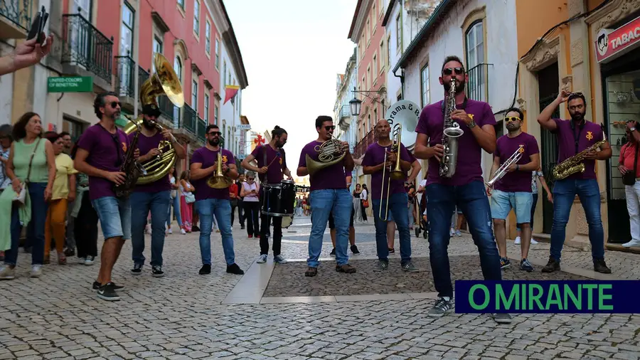 A fanfarra tomarense Drama & Beiço animou os milhares de visitantes na primeira edição do Art’in Rua