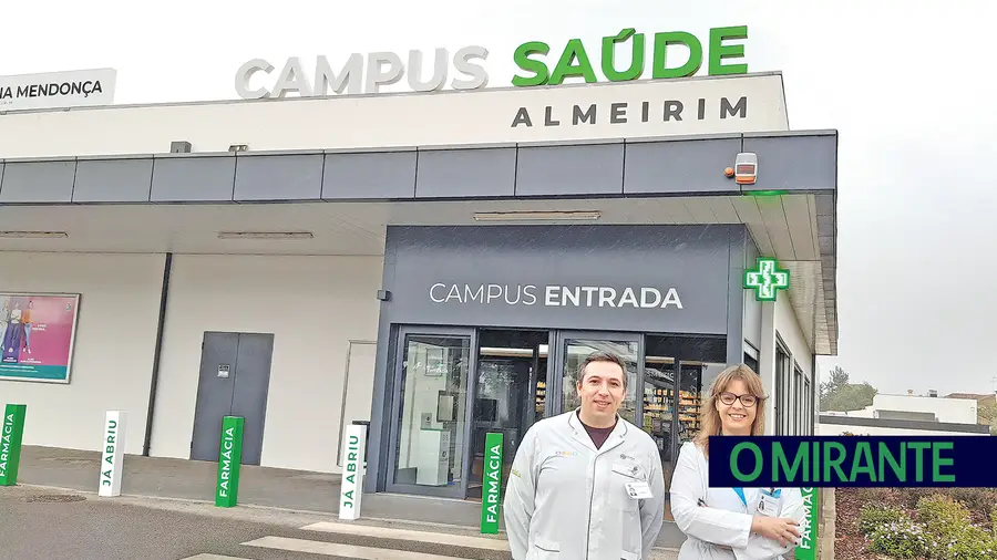 Os farmacêuticos Filipe Botas e Catarina Santos são os responsáveis da Farmácia Mendonça – Campus de Saúde. fotoDR