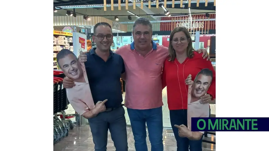 Humberto Felismino e Patrícia Vaz com Toy, o rosto da nova campanha do Intermarché. fotoDR