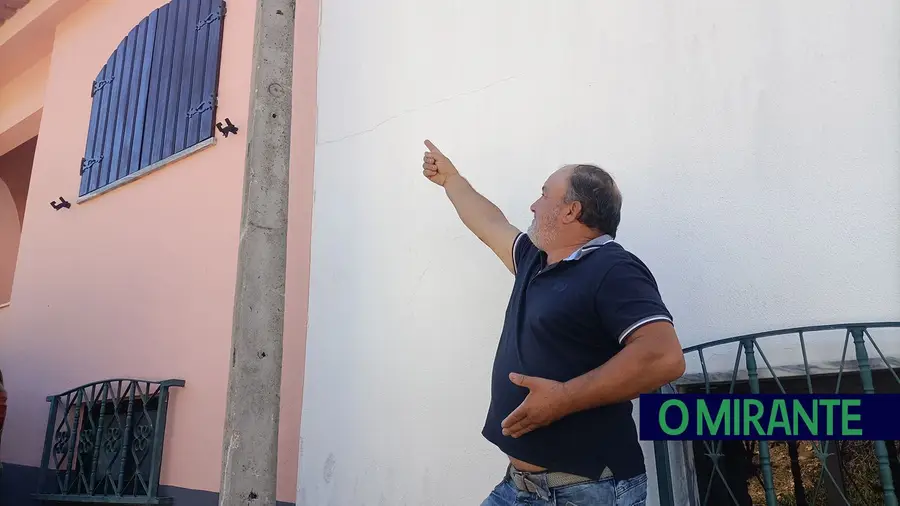 Vídeo. Chegaram a casa e tinham um poste encostado à janela