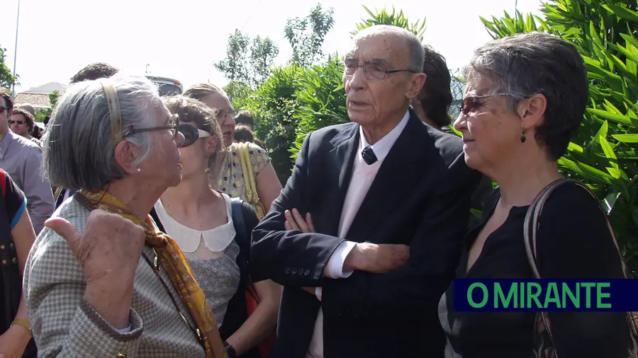 José Saramago com populares numa das suas visitas a Azinhaga