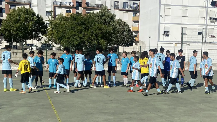 No início de Setembro o projeto Agir+ promoveu um treino solidário de futsal visando apoiar os Bombeiros Voluntários de Santarém, envolvendo jovens do Clube de Futebol Agir+/VCS e do Vitória de Santarém. FOTO – Facebook Agir+ E7G