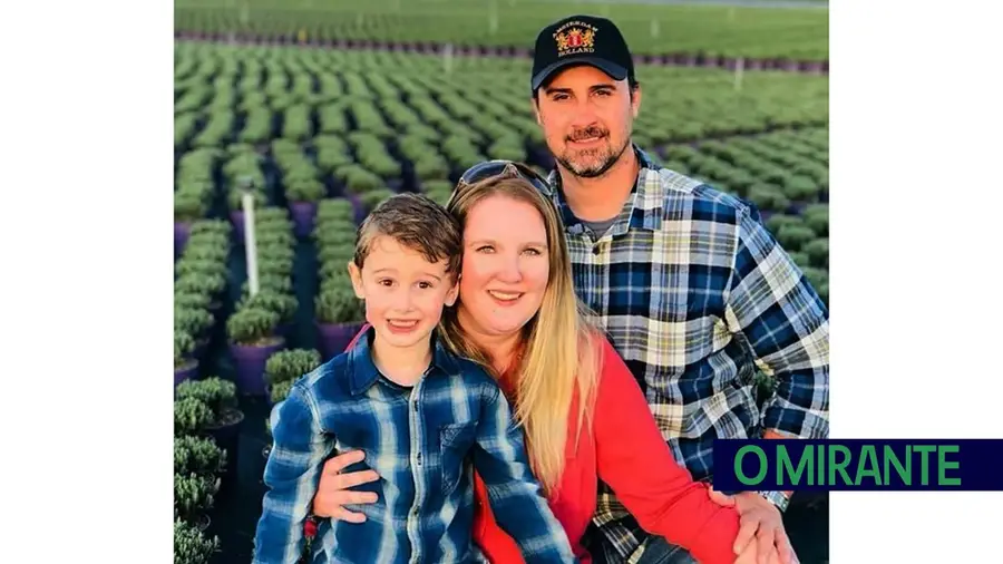Paulo Reis, na foto com a esposa Sueonne Beller e o filho, Matheus, apaixonou-se pelo sector das flores há mais de cinco anos. Há cerca de cinco anos que vive em Portugal e lidera o projecto de expansão da Salm