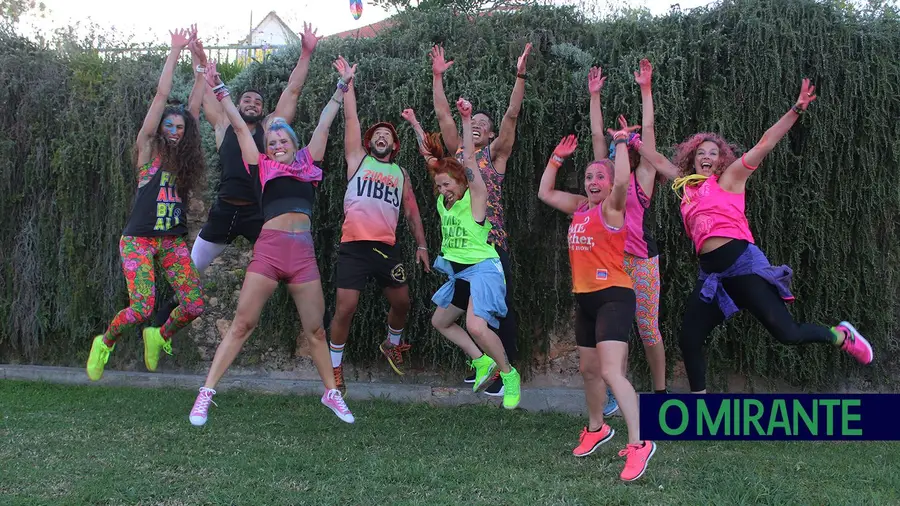Centenas de pessoas participaram no Zumba Colors, evento desportivo que decorreu em Vialonga, concelho de Vila Franca de Xira