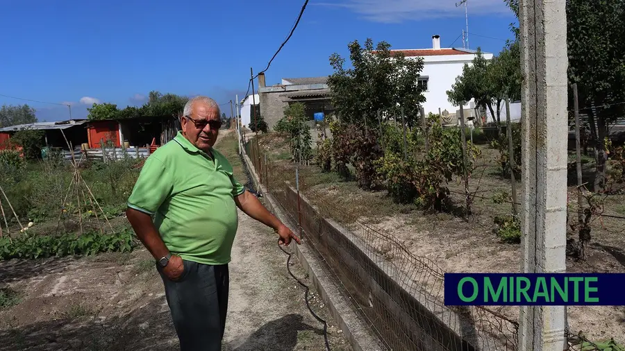 Fossa a inundar horta tem sido uma dor de cabeça para os moradores do Casal de Vale Mansos