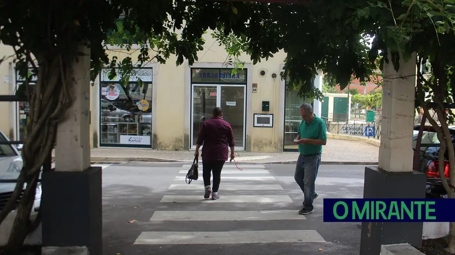 Moradores queixam-se do excesso de velocidade na Rua João Batista Correia, no centro da vila de Castanheira do Ribatejo